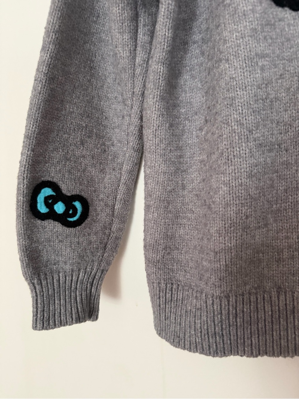 Forever 21 x Sanrio Hello Kitty Angel Gray Knit oversized Sweater Blue Bow Small - Picture 4 of 13